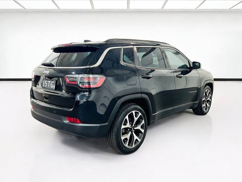 Used 2018 Jeep Cherokee Latitude w/ Altitude Package FWD image 4