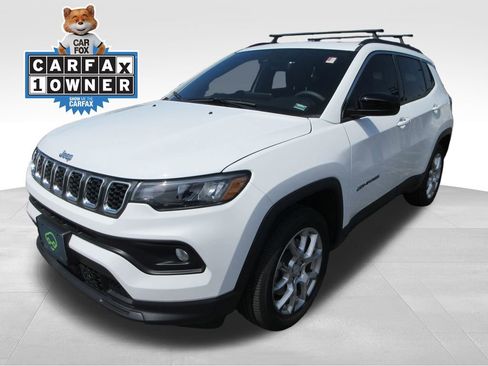 Used 2024 Jeep Compass Latitude w/ Sun and Sound Group AWD/4WD image 1