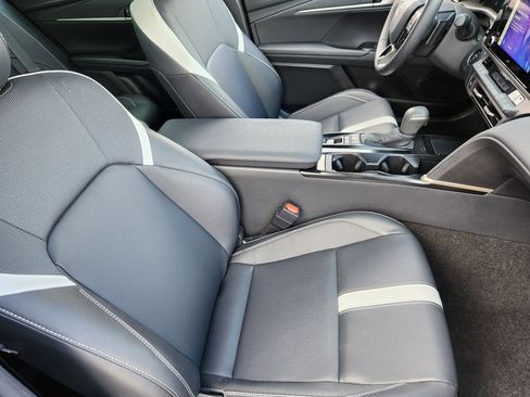 Used 2025 Toyota Camry SE w/ Convenience Package FWD image 11