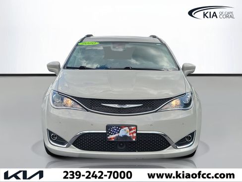Used 2020 Chrysler Pacifica Touring-L Plus FWD image 2