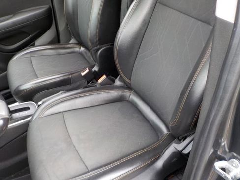 Used 2019 Chevrolet Trax LT w/ LT Convenience Package image 14