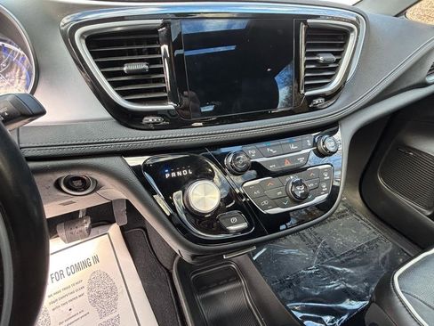 Used 2019 Chrysler Pacifica Limited w/ Advanced Safetytec Group FWD image 9