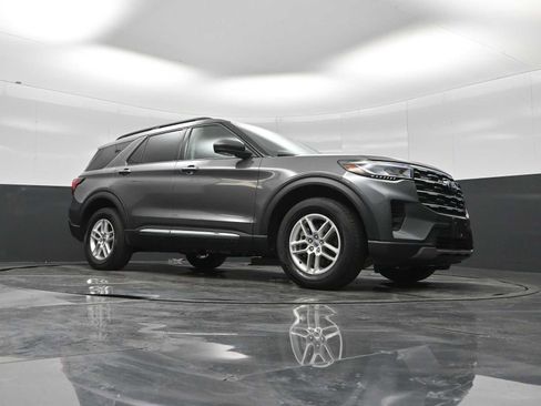 Used 2025 Ford Explorer Active AWD/4WD image 18