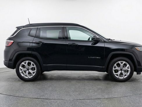 Used 2025 Jeep Compass Latitude AWD/4WD image 11