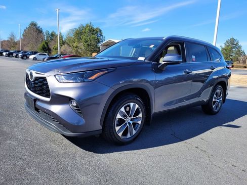 Certified 2024 Toyota Highlander XLE image 3