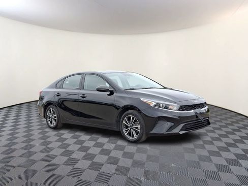 Used 2023 Kia Forte LXS w/ LXS Technology Package FWD image 4