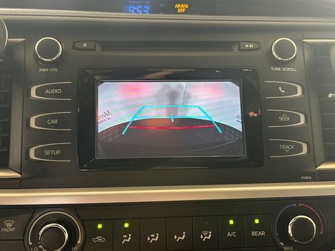 Used 2019 Toyota Highlander LE FWD image 5