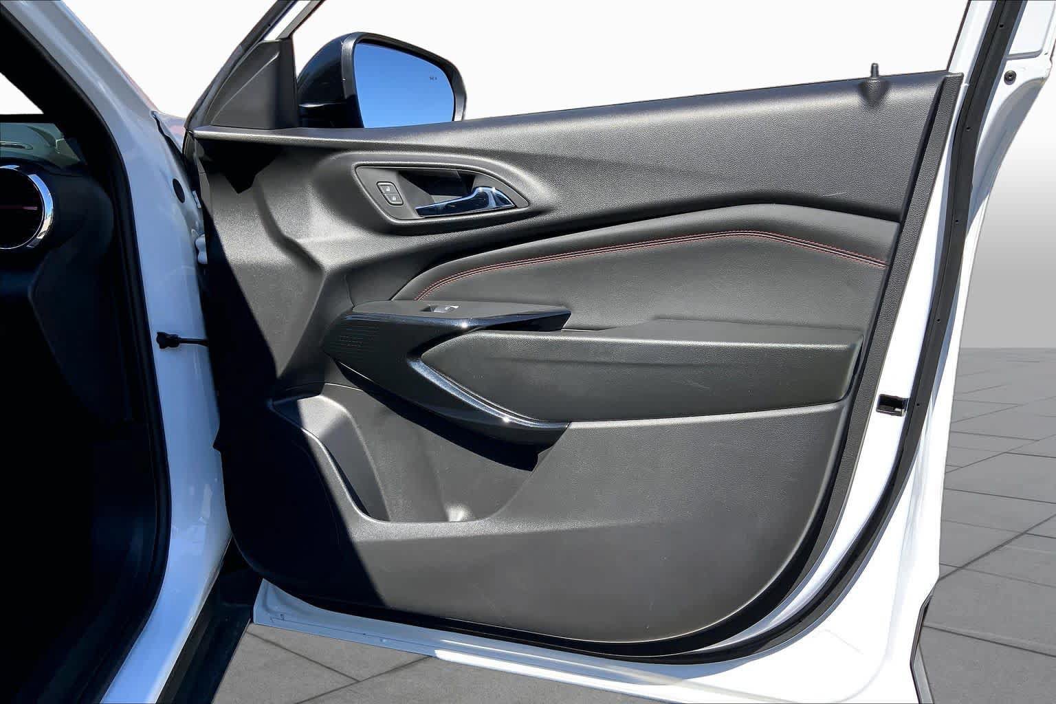 Used 2025 Chevrolet Trax RS w/ Sunroof Package FWD image 23