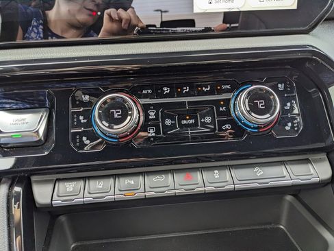 Used 2025 GMC Sierra 2500 AT4 image 35