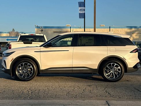 New 2026 Lincoln Nautilus Premier image 5