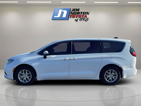 Used 2023 Chrysler Pacifica Touring-L image 8