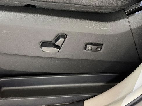 Used 2015 Chrysler Town & Country Touring w/ Driver Convenience Group FWD image 21