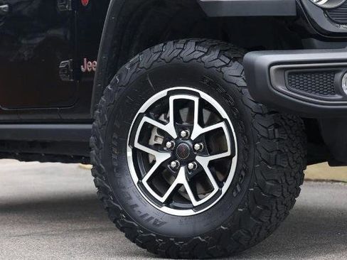 Used 2025 Jeep Wrangler Unlimited Rubicon image 3