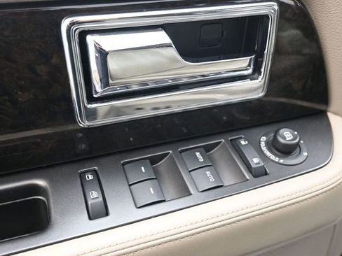 Used 2017 Lincoln Navigator Select image 13
