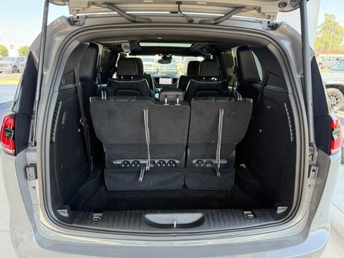 Used 2025 Chrysler Pacifica Limited FWD image 21