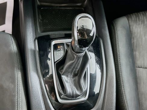 Used 2017 Nissan Rogue SV AWD/4WD image 16