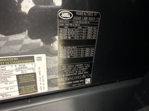 Used 2024 Land Rover Discovery Metropolitan Edition image 17