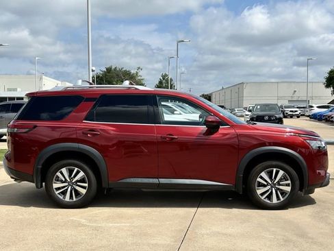 Used 2024 Nissan Pathfinder SL AWD/4WD image 4