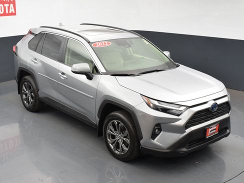 Used 2022 Toyota RAV4 XLE Premium image 25