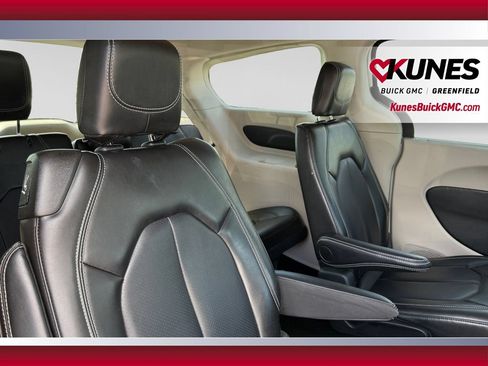 Used 2024 Chrysler Pacifica Touring-L FWD image 15
