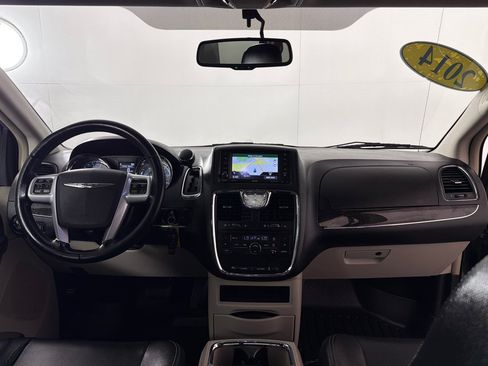 Used 2014 Chrysler Town & Country Touring FWD image 21
