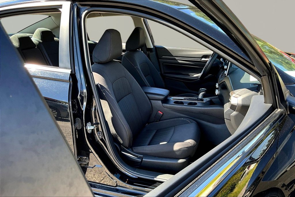 Used 2025 Nissan Altima 2.5 SV FWD image 28