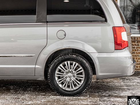 Used 2015 Chrysler Town & Country Touring-L w/ Driver Convenience Group image 5