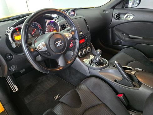 Used 2017 Nissan 370Z Coupe RWD image 9