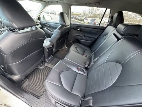 Used 2022 Toyota Highlander XLE image 13