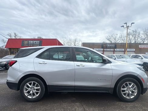 Used 2022 Chevrolet Equinox LS image 4