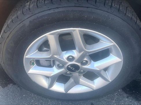 Used 2025 Kia Soul LX w/ LX Technology Package FWD image 9