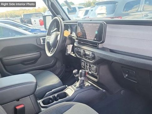 Used 2025 Jeep Gladiator Sport image 9