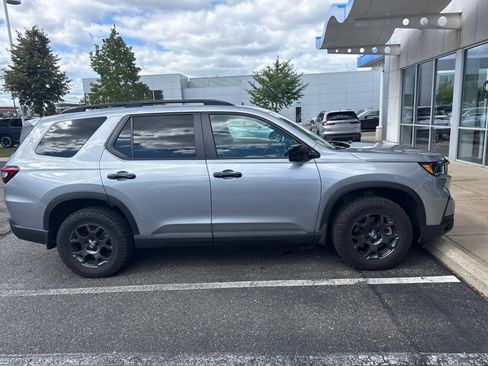 Used 2025 Honda Pilot TrailSport image 7