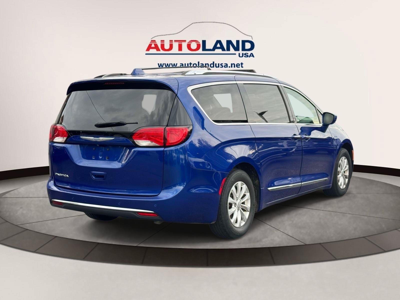 Used 2018 Chrysler Pacifica Touring-L Plus FWD image 4