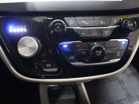 Used 2023 Chrysler Pacifica Touring-L image 29