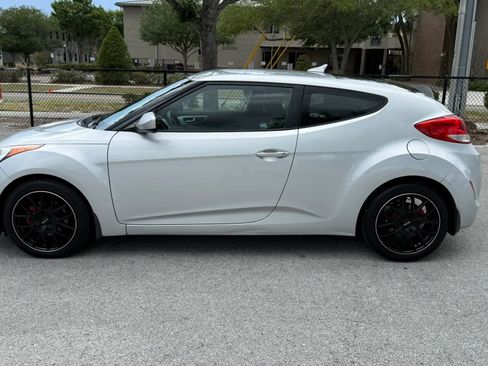 Used 2013 Hyundai Veloster FWD image 1