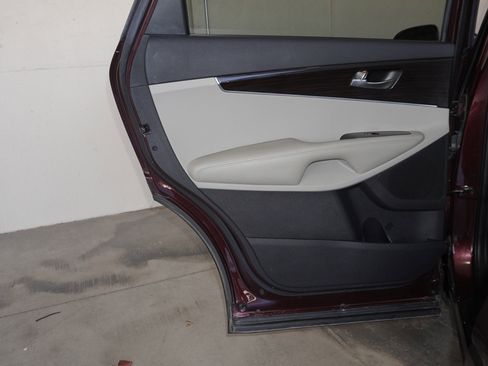 Used 2019 Kia Sorento LX image 38