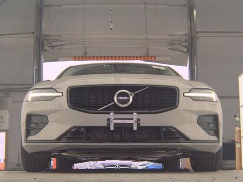 Used 2025 Volvo S60 B5 Core image 3