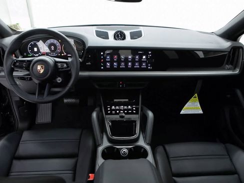 Certified 2025 Porsche Cayenne Coupe image 13