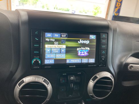 Used 2017 Jeep Wrangler Unlimited Rubicon AWD/4WD image 25