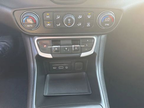 Used 2023 GMC Terrain SLE w/ Driver Convenience Package image 18