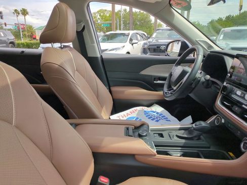 Used 2025 Toyota Grand Highlander AWD image 22