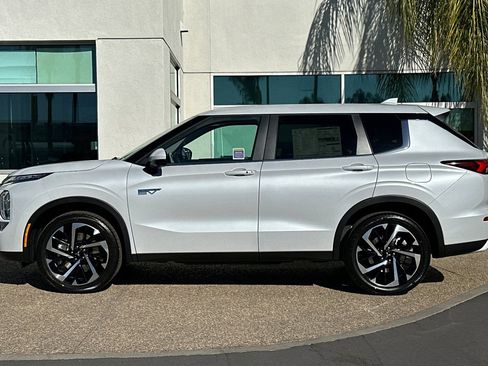 New 2025 Mitsubishi Outlander SE image 7