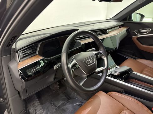 Used 2019 Audi e-tron Prestige w/ Prestige Package AWD/4WD image 4