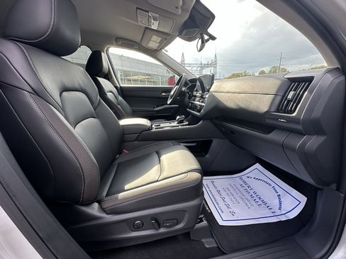 Used 2024 Nissan Pathfinder SL w/ Lighting Package (N92) image 10