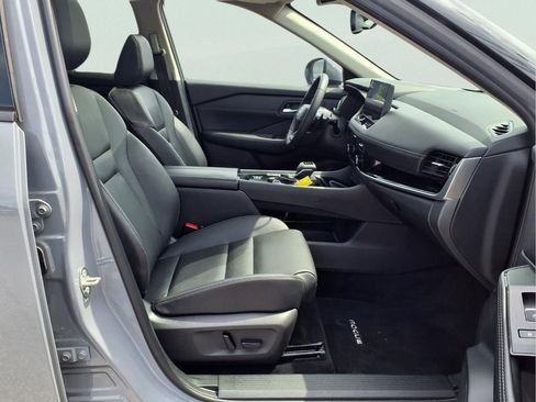 Used 2025 Nissan Rogue SL w/ Tech Package FWD image 15