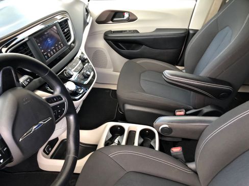 Used 2021 Chrysler Voyager LX image 14