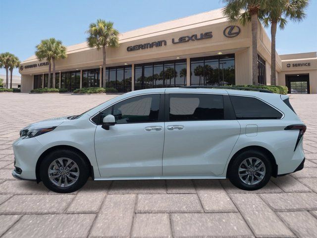 Used 2025 Toyota Sienna XLE w/ XLE Plus Package FWD image 7