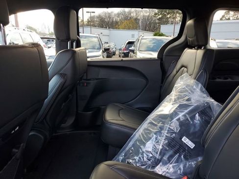 New 2026 Chrysler Pacifica Select image 12