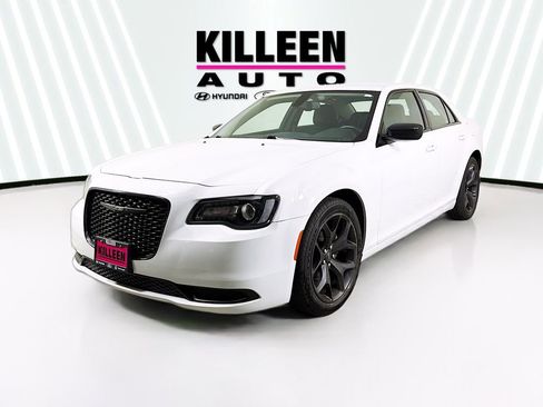 Used 2022 Chrysler 300 Touring w/ Sport Appearance Package RWD image 3